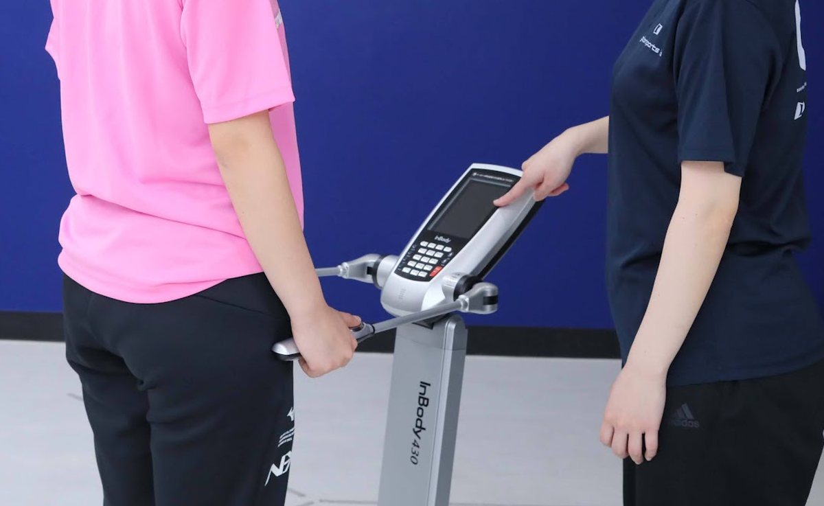 InBody（体成分分析装置）で体重・筋肉量・体脂肪を計測している様子（宜野湾スポーツ接骨院）