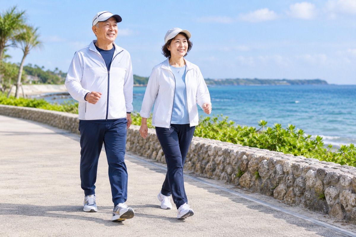海沿いの道をウォーキングする60代の夫婦