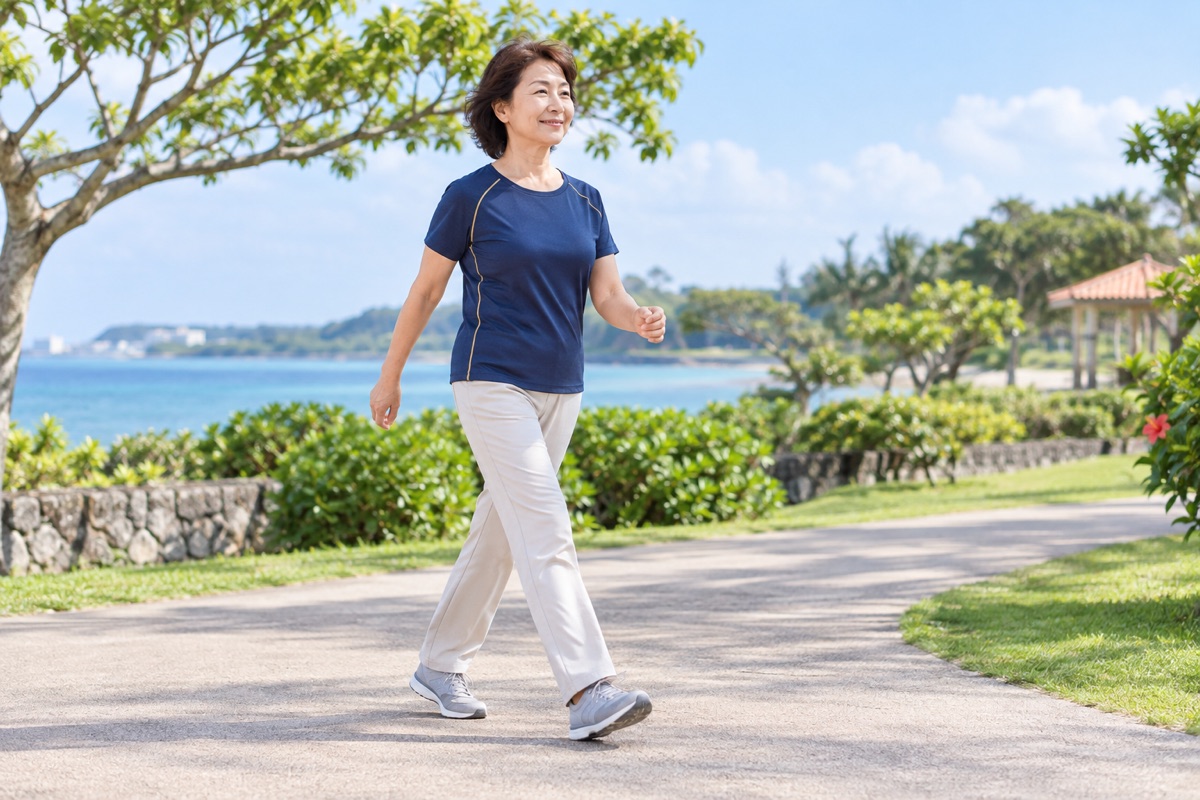 海沿いの公園をウォーキングする女性