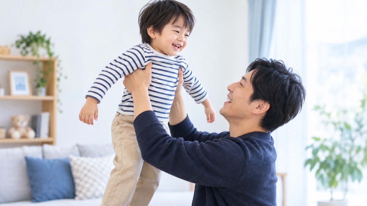 子どもを腕でなく両脇の下を支えて抱き上げる父親