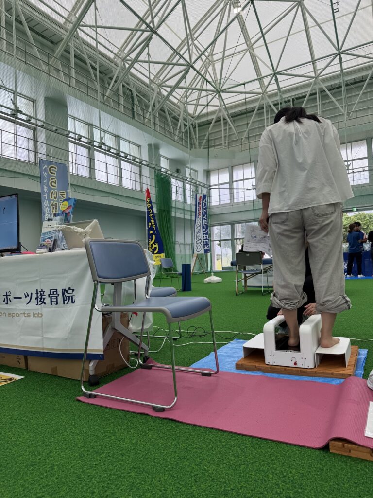 3D足形測定器に乗って足裏の形を測る様子