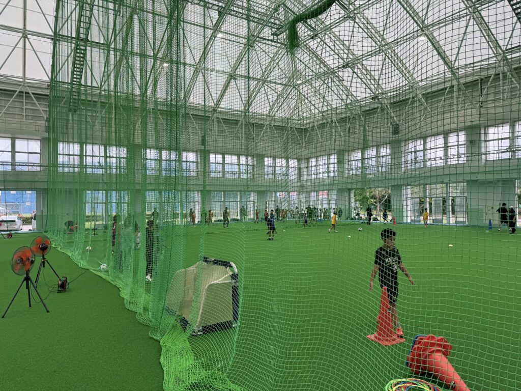 会場の屋内施設で体を動かす子どもたち