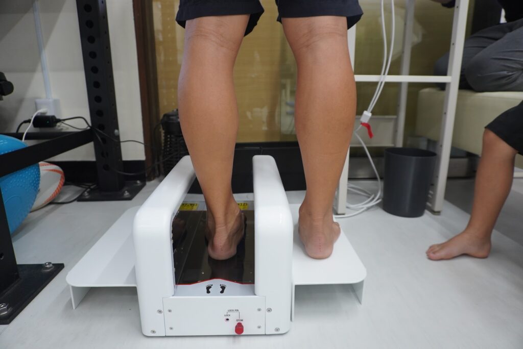 XPODに立って体重をかけた状態で足を3D計測する様子